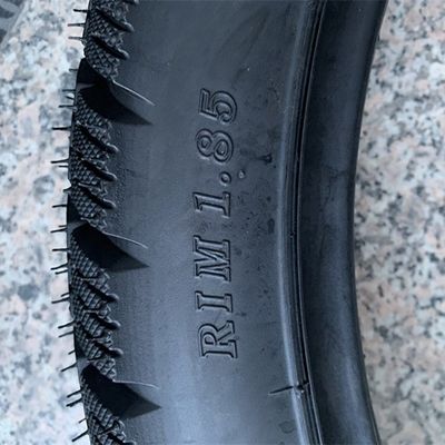 Supermotorfietsband 130/90-10 met 35% tot 55% rubber en lange levensduur