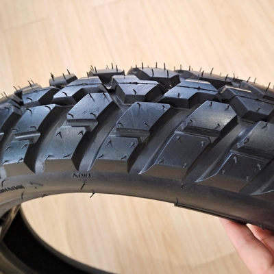 Afrikaanse markt Motorcycle tubeless band 100/90-17 met en 5000 stuks Productie per dag