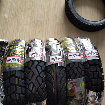 16 inch 110/90-16 buisloze motorfietsbanden in Qingdao Port met luchtdruk 280kpa
