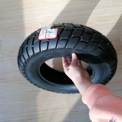 130/90-10 bandengrootte betaalbare en duurzame motorfietsbanden in Qingdao-haven