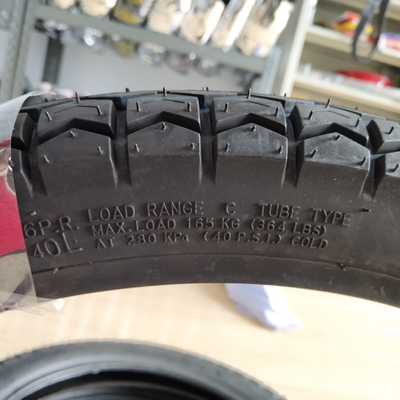 Qingdao Port Loading 17 Inch 275-17 Motorcycle band en buis met 20000 KM werktijd