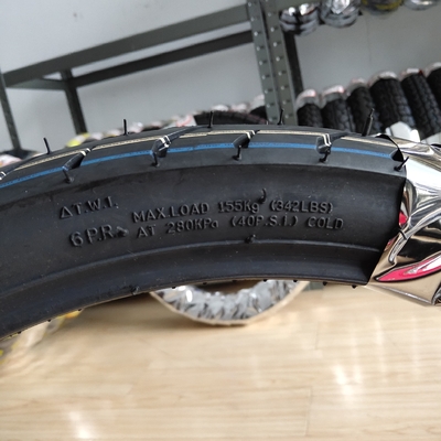 70/90-17 Achterband van motorfietsen vervaardigd met een bandenhulling met een rubbergehalte van 35% tot 55%