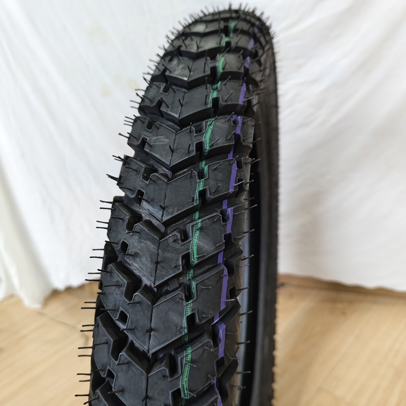 TT/TL motorfietsbanden driewielbanden voor vervanging/reparatie in Qingdao-ladinghaven