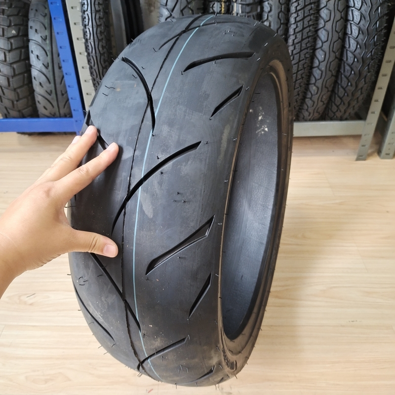 Banden van motorfietsen 180/55-17 190/55-17 voor het laden in Qingdao-haven