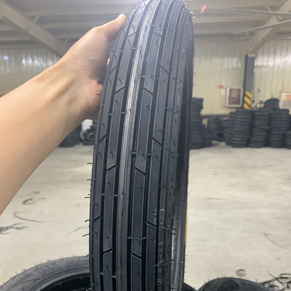 Verkoop van banden voor motorfietsen in Qingdao-haven 2.75-17