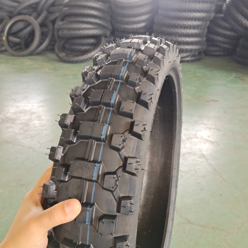 35%-55% rubbergehalte Nylonbanden voor motorfietsen110/70-17 voor distributeurs in Qingdao