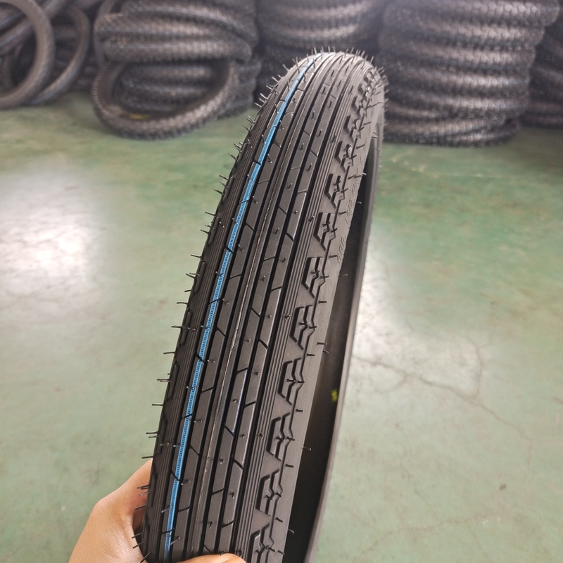 Laad Port Qingdao Motorfietsbanden en innerlijke buizen met butilrubberbuizen