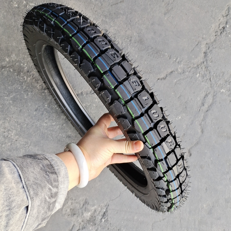 3.00-18 Natrual Rubber Motorcycle Tire voor in Qingdao Loading Port