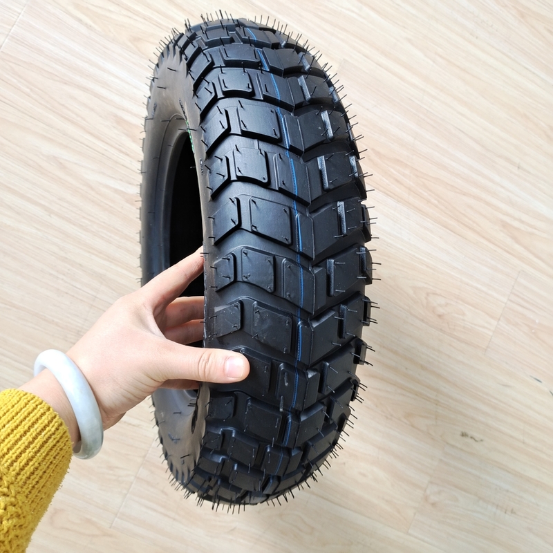 Hoogwaardig rubbergehalte van 35%-55% 120/90-10 Motorfietsband voor verkoop in Qingdao-haven