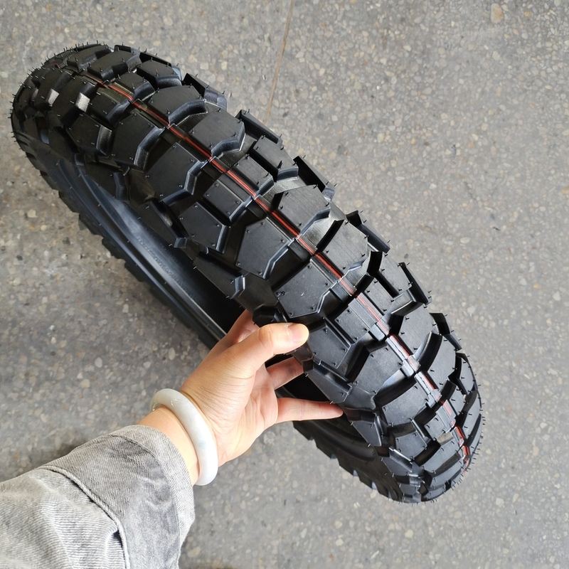 120/90-18 Hoge sterkte motorfietsband met natrual rubber en OEM acceptabel