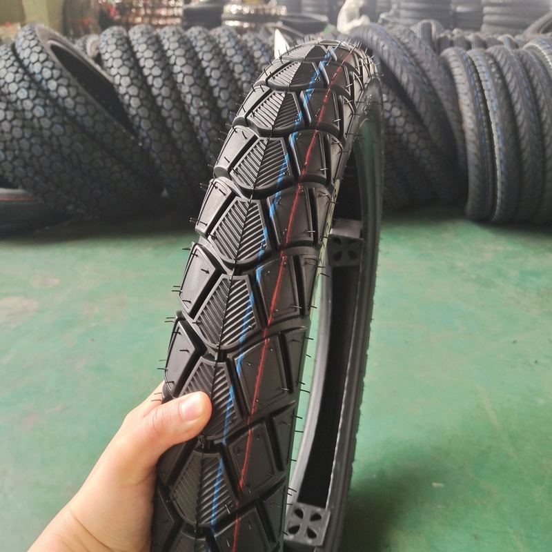 Buitengevoerde motorfietsband 3.00-18 35%-55% Rubbergehalte 6pr/8pr Ply Rating