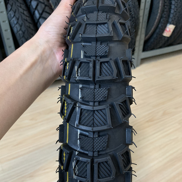 Ervaar het verschil met bandenhoes Tvs King driewielerbanden Motorfietsband 17