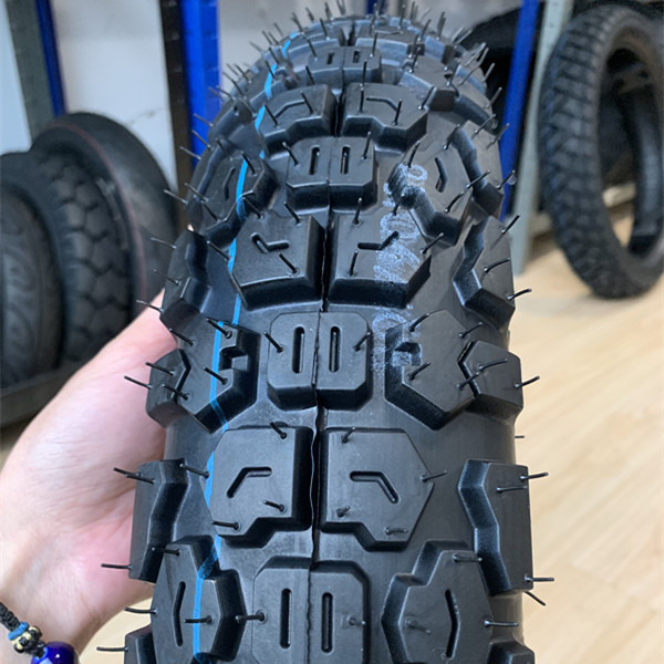 Goedkope motorfietsbanden 90/90-18 met bandenhoes en 35% tot 55% rubbergehalte