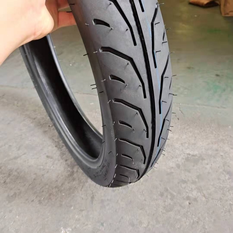 Qingdao laadhaven Natrual Rubber 17 inch 90/90-17 8 laag snelheid motorfiets band gemaakt