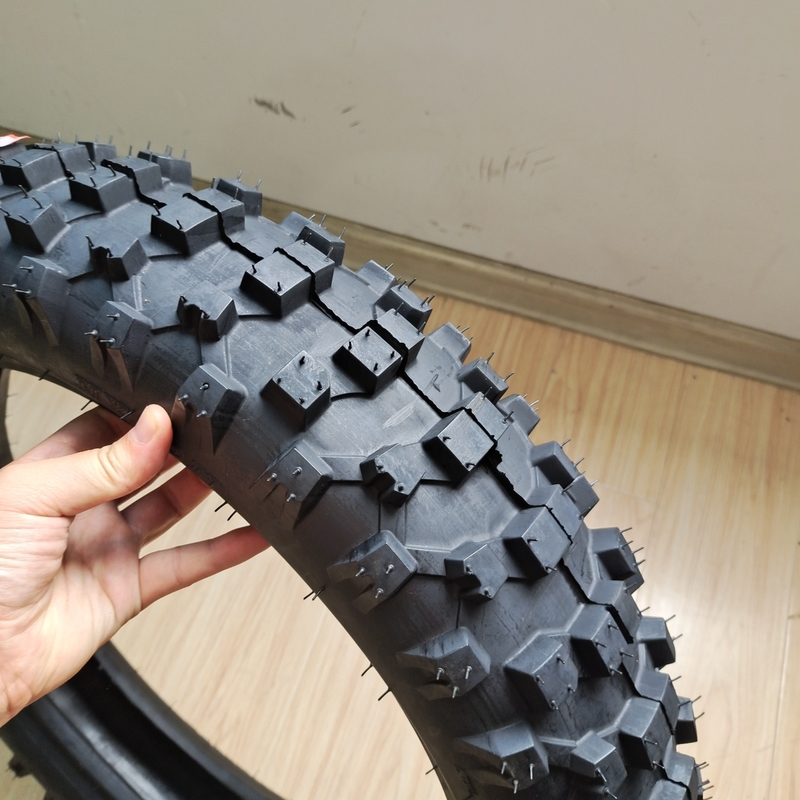 Motorfietsband 4.60-17 buisloos en buisloos met een productiecapaciteit van 5000 stuks per dag