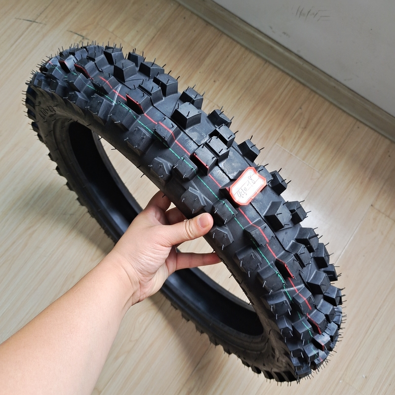 35% tot 55% rubbergehalte motorfietsband 4.10-18 OWN DOT ISO CCC SONCAP in de haven van Qingdao