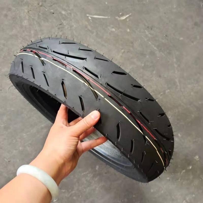 Motorfietsbanden 110/80-14 Deep Design geproduceerd door Leading met 5000 stuks per dag