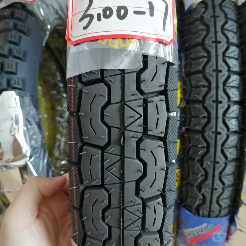 Treksterkte 10,5 super rubber motorfietsband 300-17 voor laden in Qingdao Port