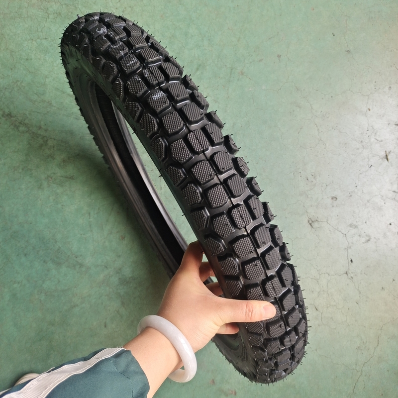 35% tot 55% rubbergehalte Motorfietsband 3.00-18 voor en lange levensduur van 20000 KM