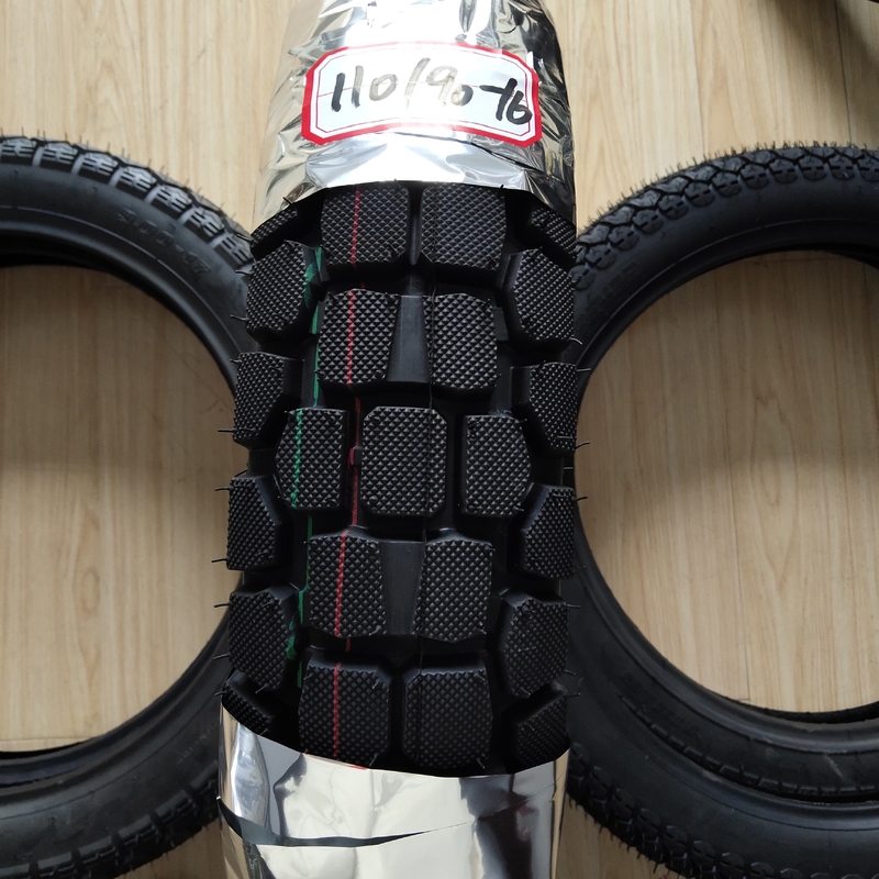 Qingdao Port Loading 110/90-16 Motorfietsband met treksterkte 10,5 Prestaties