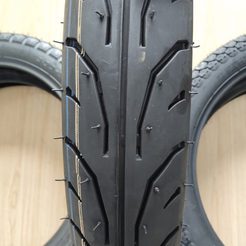 70/90-17 Achterband van motorfietsen vervaardigd met een bandenhulling met een rubbergehalte van 35% tot 55%